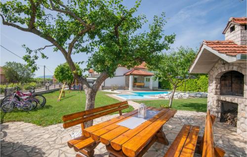 Плувен басейн, Cozy Home In Vinjani Donji in Donji Vinjani
