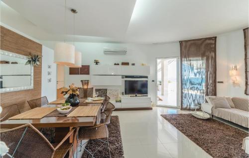 4 Bedroom Amazing Home In Tkon