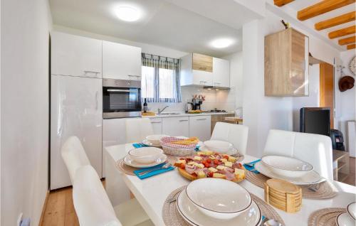 virtuve, 2 Bedroom Cozy Home In Glogovec Zagorski in Tuheļske Topļice