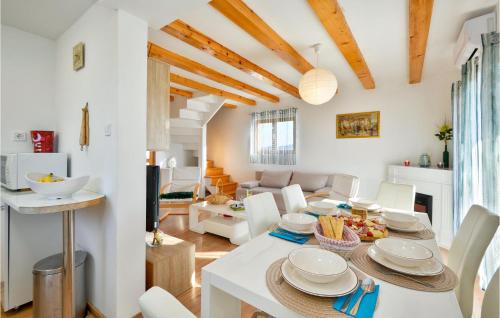 virtuve, 2 Bedroom Cozy Home In Glogovec Zagorski in Tuheļske Topļice