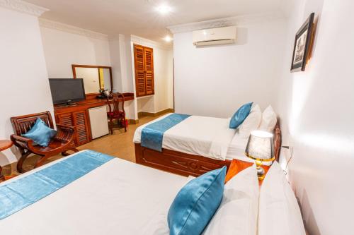 Twin Room with Pool View image 7
