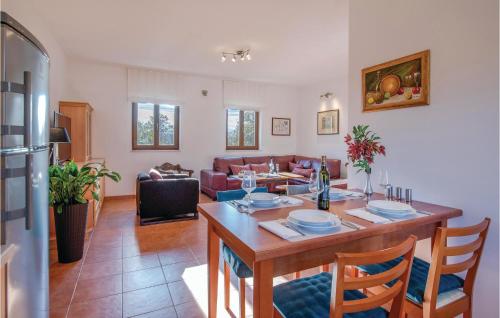 virtuve, Two-Bedroom Holiday Home In Bale in Krmed