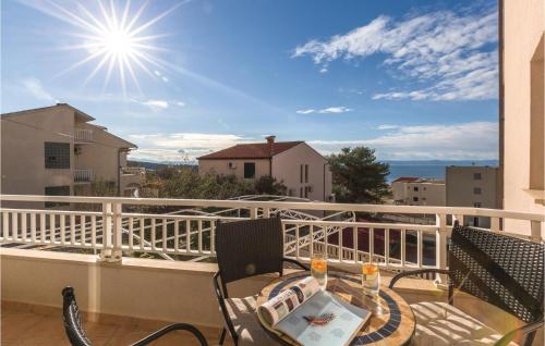 Cozy Apartment In Makarska With Kitchen
