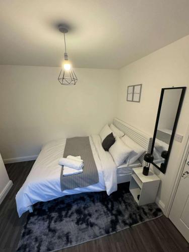 Private Room Sleeps 2 with Ensuite & Parking - Birmingham