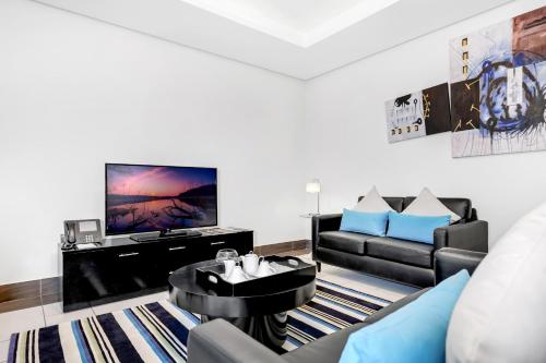 Superior One-Bedroom Suite image 10
