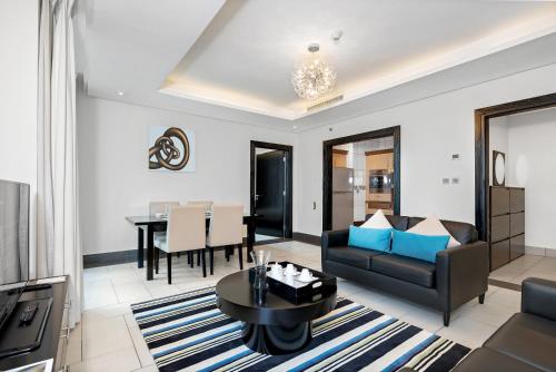 Deluxe One-Bedroom Suite image 6