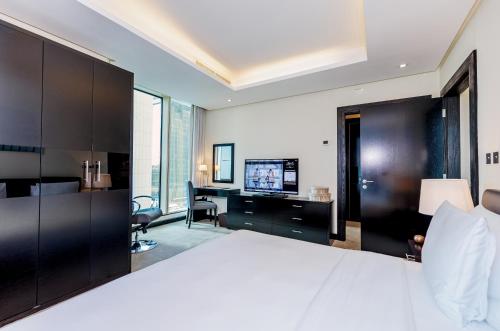 Deluxe One-Bedroom Suite image 9