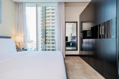Deluxe One-Bedroom Suite image 2