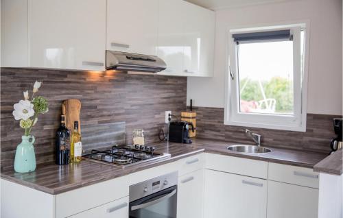 Kitchen, Awesome Home In Breukelen in Stichtse Vecht