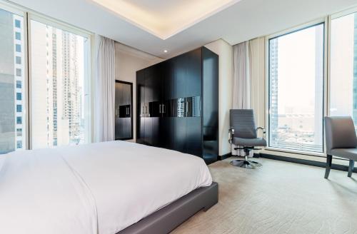 Deluxe One-Bedroom Suite image 8