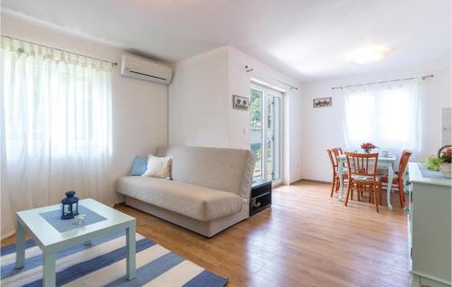 Gorgeous Apartment In Betiga With Kitchen