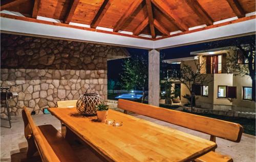 Restorāns, Four-Bedroom Holiday Home In Vinjani Gornji in Gornji Vinjani