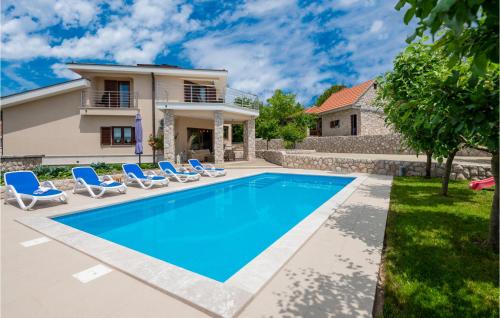 Peldbaseins, Four-Bedroom Holiday Home In Vinjani Gornji in Gornji Vinjani