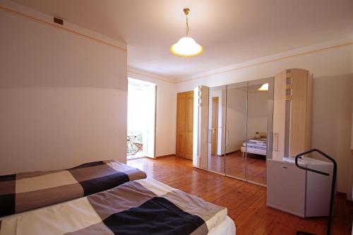 1 double bed, 1 twin bed