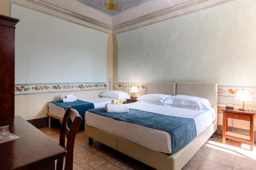 1 queen bed, 1 twin bed