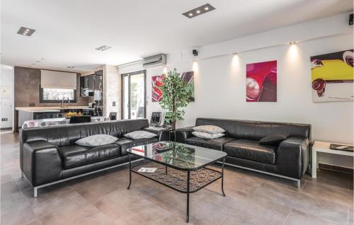 Three-Bedroom Holiday home Sant Pere Pescador with an Outdoor Swimming Pool 04 - image 5