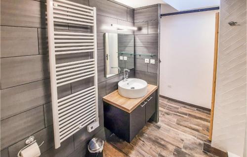 Vannas istaba, 2 Bedroom Lovely Home In Bréhan (2 Bedroom Lovely Home In Brehan) in Rohan ciems