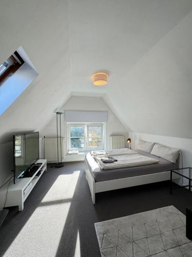 Appartment im DG Berlin / 5 min zur Messe, Берлин (фото 2)