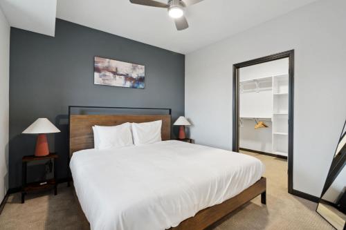 CozySuites Mass with parking lounge & roof deck #33 in Indianapolis, USA