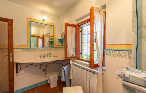 Awesome Home In Villa Di Piteccio