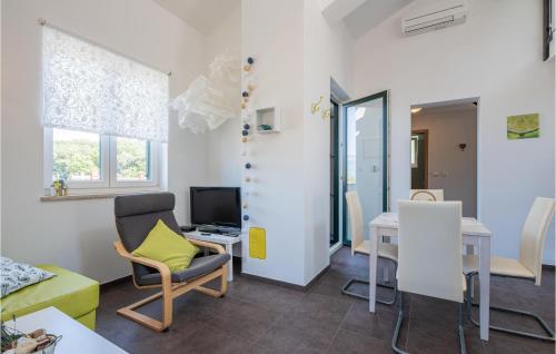Cozy Apartment In Porozina With Wifi in Белі
