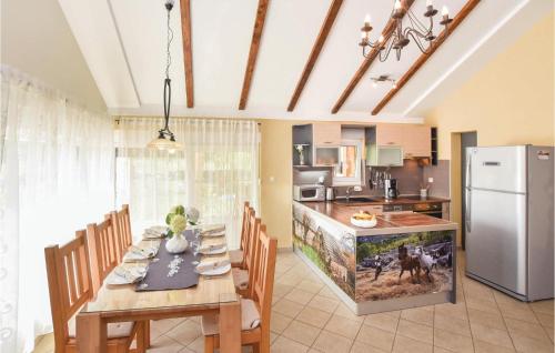 virtuve, Lovely Home In Vojnic Sinjski With Sauna in Vojnic Sinjski