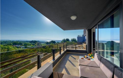 2 Bedroom Amazing Apartment In Liznjan