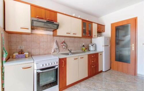virtuve, Three-Bedroom Holiday Home In Dragozetici in Dragozetici