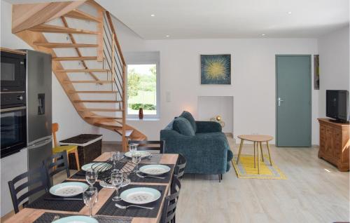 virtuve, Lovely Home In Canihuel With Heated Swimming Pool in Saint-Nicolas-du-Pelem