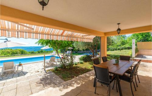 สระว่ายน้ำ, Holiday Home Labin 42 in เบรก