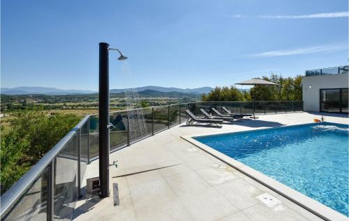 Peldbaseins, Stunning Home In Obrovac Sinjski in Karakašica