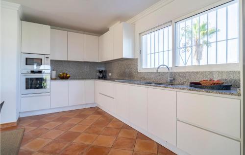 Six-Bedroom Holiday Home in Las Lagunas de Mijas - image 8