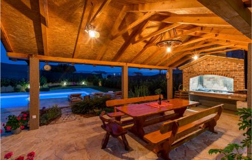 Restorāns, Five-Bedroom Holiday Home In Vinjani Donji in Donji Vinjani