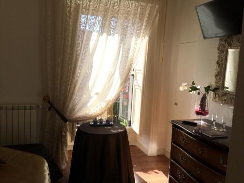 Double Room with Balcony image 4