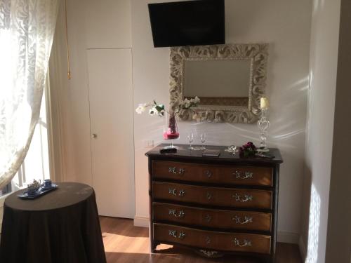 Double Room with Balcony image 2