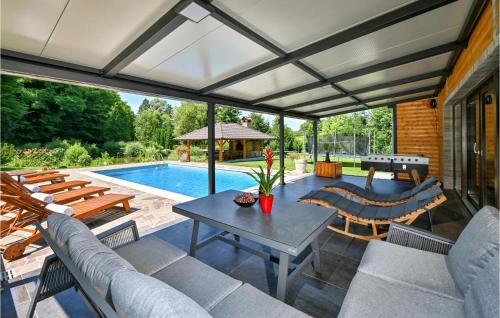 Peldbaseins, Stunning Home In Kelemen With Sauna in Kumroveca