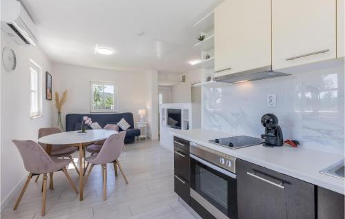 virtuve, Stunning Home In Tijarica With Wifi in Tijarica