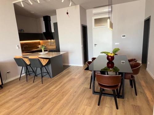 Three-Bedroom Deluxe Apartment image 7