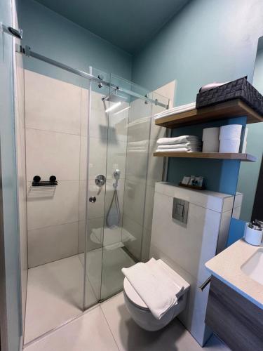 Three-Bedroom Deluxe Apartment image 1