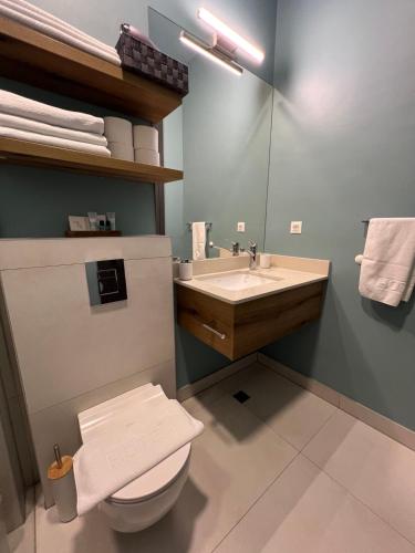 Three-Bedroom Deluxe Apartment image 2