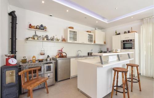 virtuve, Beautiful Home In Zrnovnica-Split With Sauna in Cista Provo
