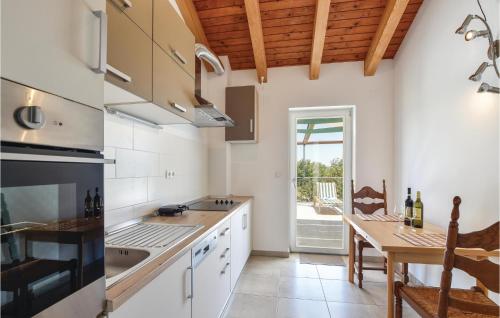 virtuve, Beautiful Home In Zrnovnica-Split With Sauna in Cista Provo