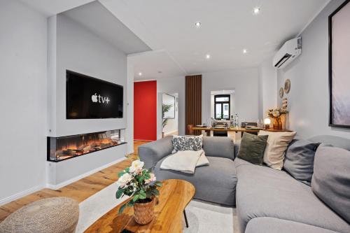 EDLER WOHNRAUM Schloßteich-Suite 3 Schlafzimmer für 8 Gäste mit 2 Balkonen, Kamin, Siemens-Kaffeevollautomat, Klima, Lift, 2 Parkplätze & WLAN 226 Mbps