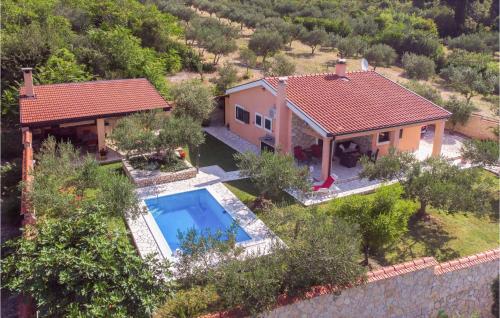 Peldbaseins, Two-Bedroom Holiday Home In Desne in Desne