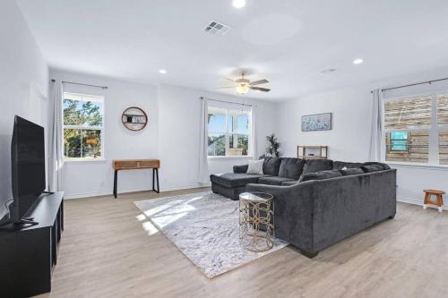 HOT TUB! Welcome Large Groups! Quiet 2 Story on Paradise - Propane BBQ Grill, Wood Fire Pit More in Canyon Lake, USA