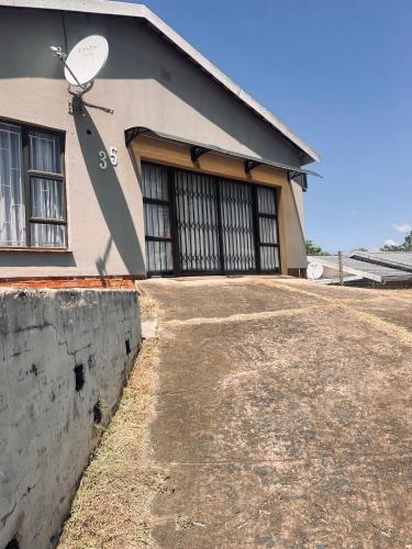 Фасада на хотела, Dumabezwe Guest House in Tugela Mouth