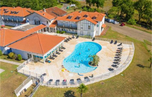 Peldbaseins, Amazing Apartment In Cassen With Swimming Pool in Cassen
