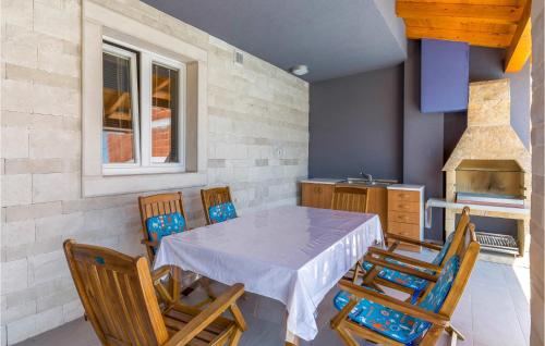 Peldbaseins, Cozy Home In Bratulici in Manjadvorci