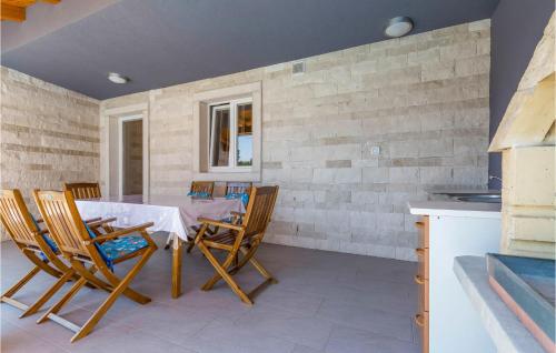 Peldbaseins, Cozy Home In Bratulici in Manjadvorci