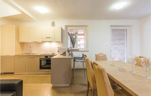 virtuve, Cozy Home In Bratulici in Manjadvorci